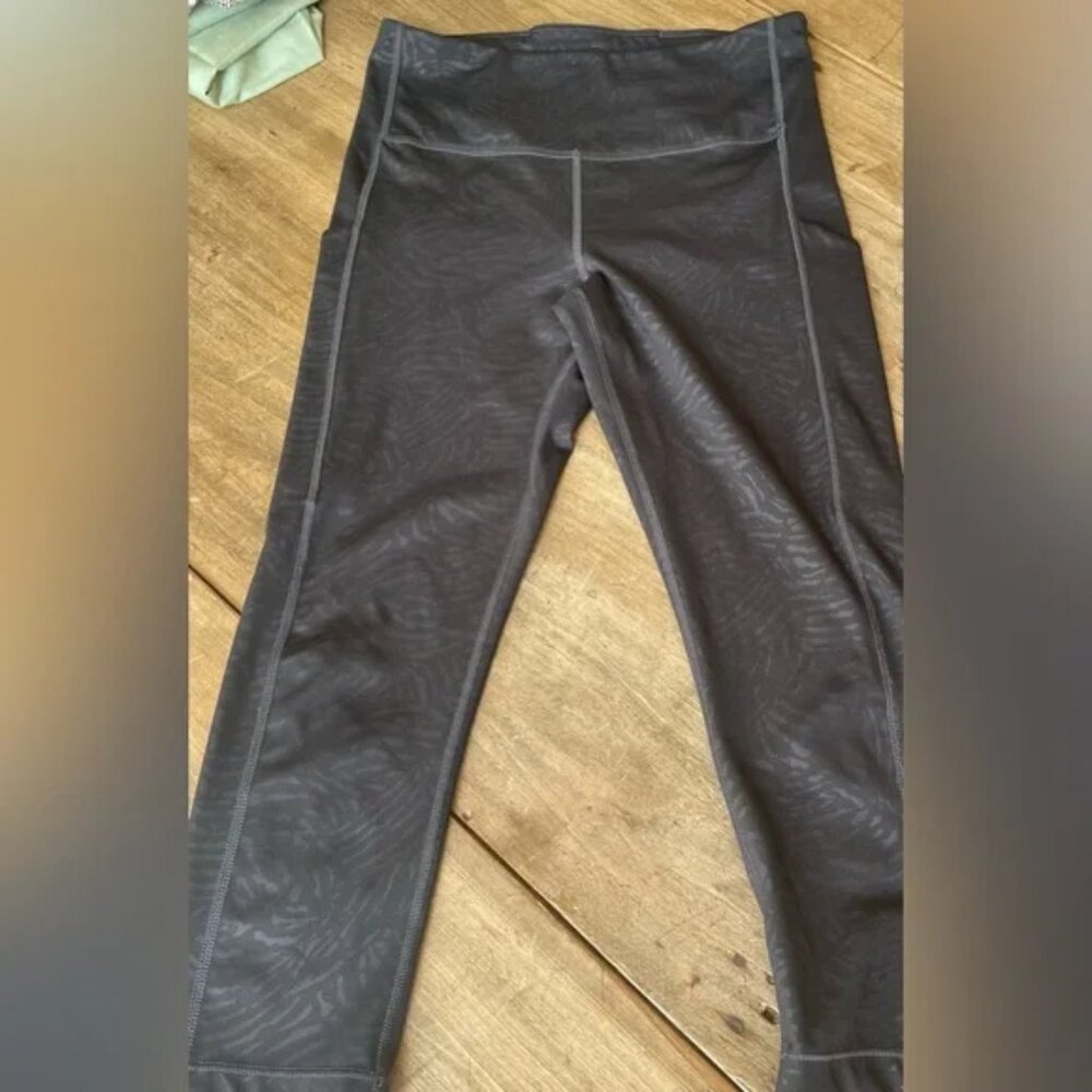 Athleta Ultimate Stash Pocket Black Zebra Print Capri  Sz Small